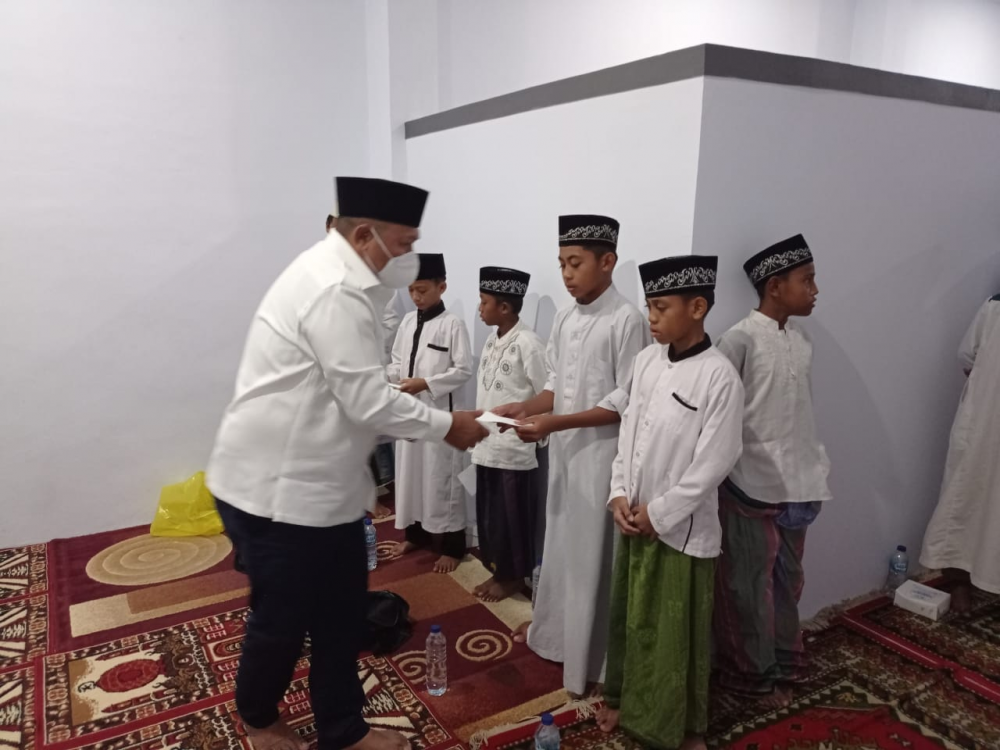 PERAYAAN MAULID DISERTAI PEMBAGIAN SANTUNAN KEPADA SANTRI DAN ANAK YATIM OLEH KEPALA KANTOR UPP KELAS II BABANG
