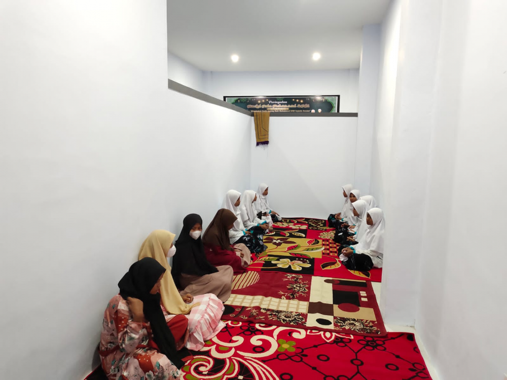 PERAYAAN MAULID DISERTAI PEMBAGIAN SANTUNAN KEPADA SANTRI DAN ANAK YATIM OLEH KEPALA KANTOR UPP KELAS II BABANG