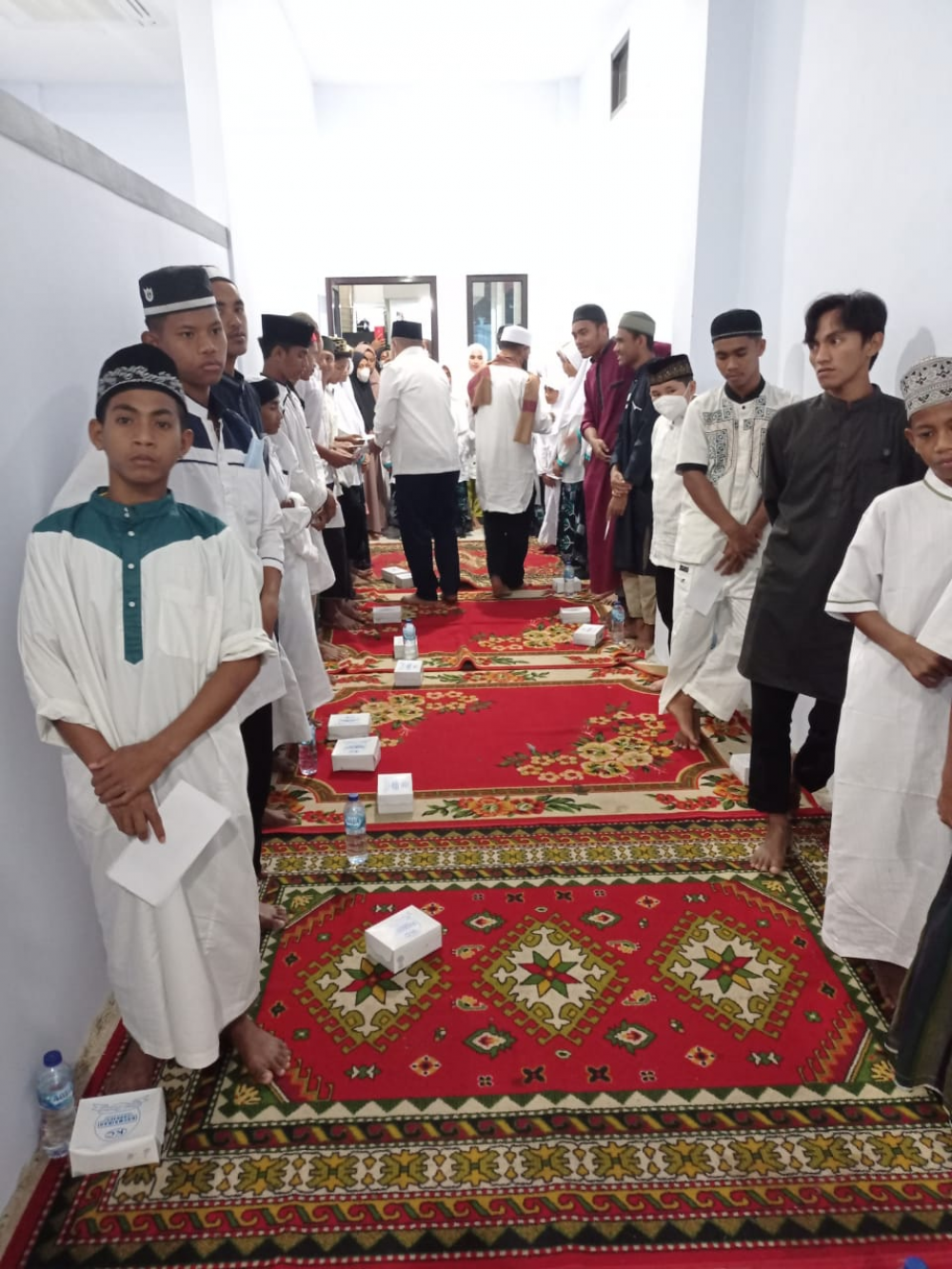 PERAYAAN MAULID DISERTAI PEMBAGIAN SANTUNAN KEPADA SANTRI DAN ANAK YATIM OLEH KEPALA KANTOR UPP KELAS II BABANG