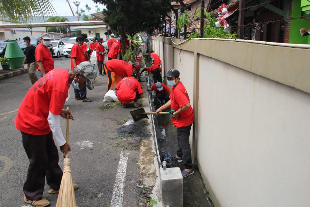 PERINGATI HARI PAHLAWAN 2021, KEMENHUB LIBATKAN PULUHAN MASYARAKAT DALAM KEGIATAN PADAT KARYA DI LAMPUNG