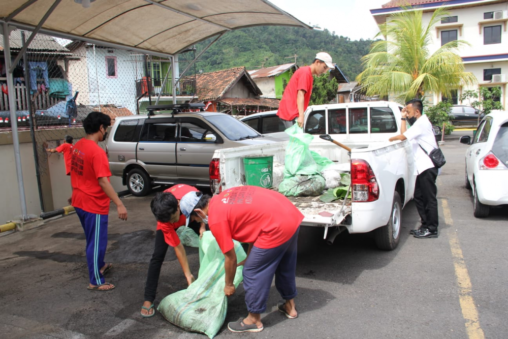 PERINGATI HARI PAHLAWAN 2021, KEMENHUB LIBATKAN PULUHAN MASYARAKAT DALAM KEGIATAN PADAT KARYA DI LAMPUNG