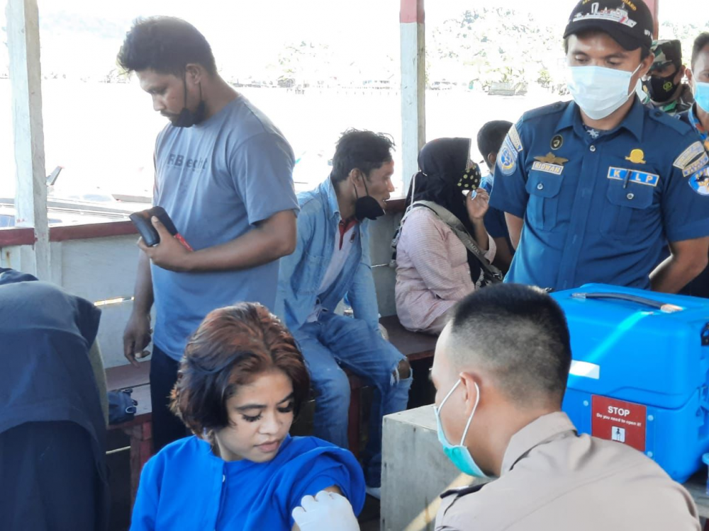 PETUGAS UPP KELAS II BABANG INTENS LAKUKAN PEMERIKSAAN KARTU VAKSIN BAGI PELAKU PERJALANAN