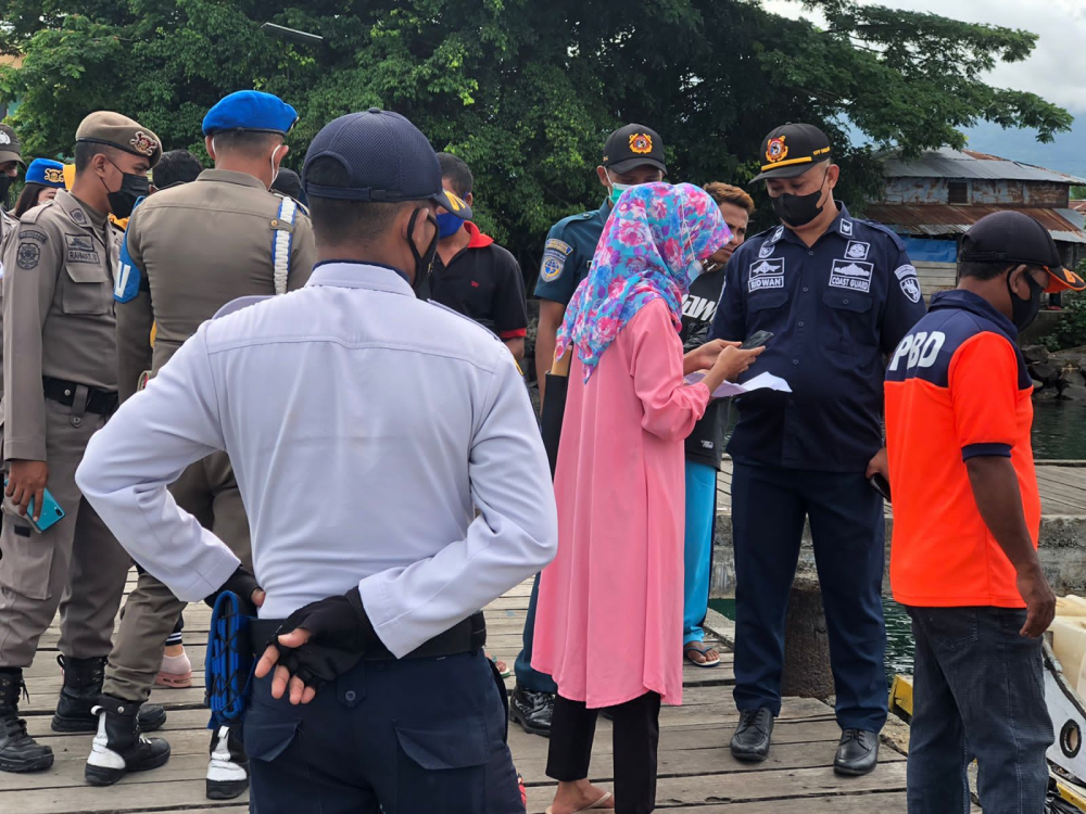 PETUGAS UPP KELAS II BABANG INTENS LAKUKAN PEMERIKSAAN KARTU VAKSIN BAGI PELAKU PERJALANAN