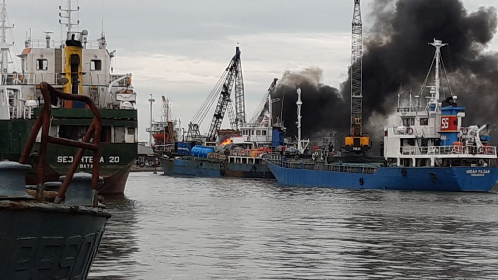QUICK RESPONSE TEAM KSOP SUNDA KELAPA EVAKUASI KAPAL KM BANDAR LESTARI  YANG TERBAKAR DI PELABUHAN