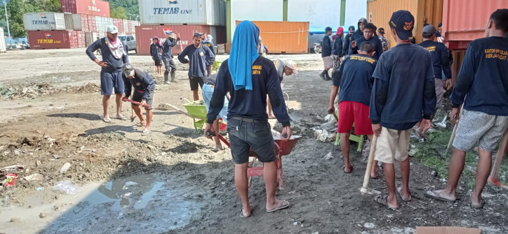 APEL PAGI DAN ARAHAN PELAKSANAAN KEGIATAN PADAT KARYA DI LINGKUNGAN KANTOR UPP KELAS II BABANG