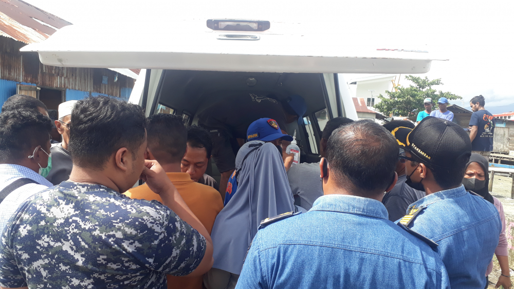 PETUGAS UPP KELAS II BABANG LAKUKAN KLARIFIKASI TERHADAP PENUMPANG KM. UKI RAYA 05 YANG JATUH Ke LAUT