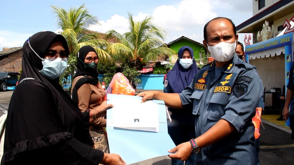 PERINGATI HARI IBU, KEMENHUB SERAHKAN SERTIFIKAT BST DAN JAKET KESELAMATAN KEPADA RATUSAN PELAUT DI PROVINSI LAMPUNG