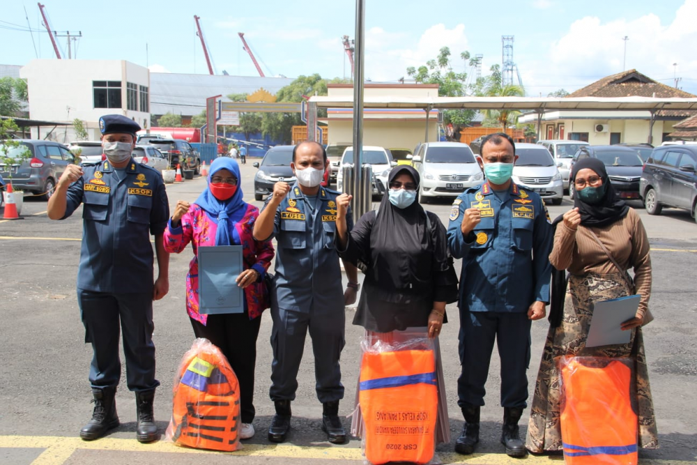 PERINGATI HARI IBU, KEMENHUB SERAHKAN SERTIFIKAT BST DAN  JAKET KESELAMATAN KEPADA RATUSAN PELAUT DI PROVINSI LAMPUNG