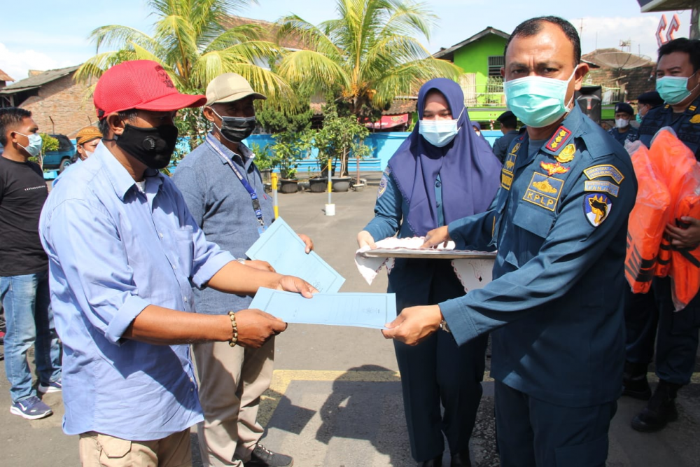 PERINGATI HARI IBU, KEMENHUB SERAHKAN SERTIFIKAT BST DAN JAKET KESELAMATAN KEPADA RATUSAN PELAUT DI PROVINSI LAMPUNG