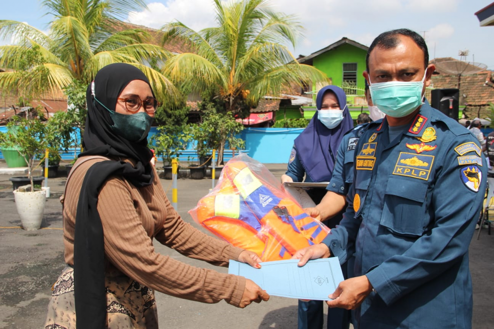 PERINGATI HARI IBU, KEMENHUB SERAHKAN SERTIFIKAT BST DAN JAKET KESELAMATAN KEPADA RATUSAN PELAUT DI PROVINSI LAMPUNG