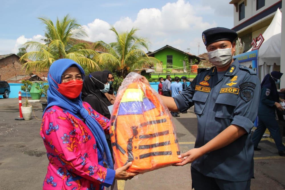 PERINGATI HARI IBU, KEMENHUB SERAHKAN SERTIFIKAT BST DAN JAKET KESELAMATAN KEPADA RATUSAN PELAUT DI PROVINSI LAMPUNG
