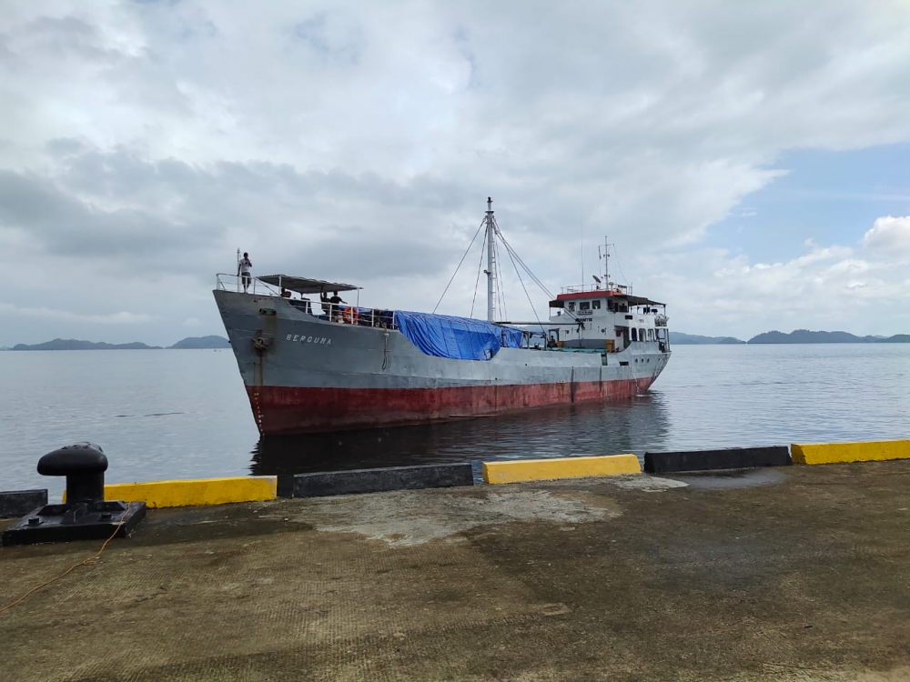SANDAR PERDANA DI PELABUHAN KOKAS, KAPAL PERINTIS PANGKALAN PELABUHAN BABANG MENDAPAT ANTUSIAS MASYARAKAT SETEMPAT