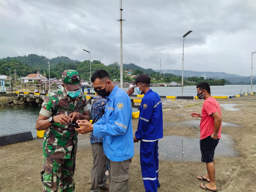 SANDAR PERDANA DI PELABUHAN KOKAS, KAPAL PERINTIS PANGKALAN PELABUHAN BABANG MENDAPAT ANTUSIAS MASYARAKAT SETEMPAT