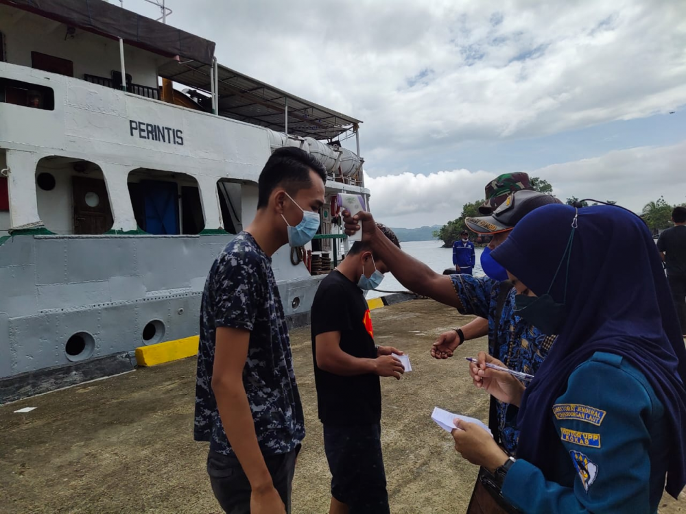 SANDAR PERDANA DI PELABUHAN KOKAS, KAPAL PERINTIS PANGKALAN PELABUHAN BABANG MENDAPAT ANTUSIAS MASYARAKAT SETEMPAT