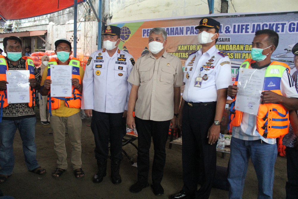 KESELAMATAN PELAYARAN, KEMENHUB BAGIKAN RATUSAN PAS KECIL DAN LIFE JACKET GRATIS UNTUK NELAYAN DI PAREPARE