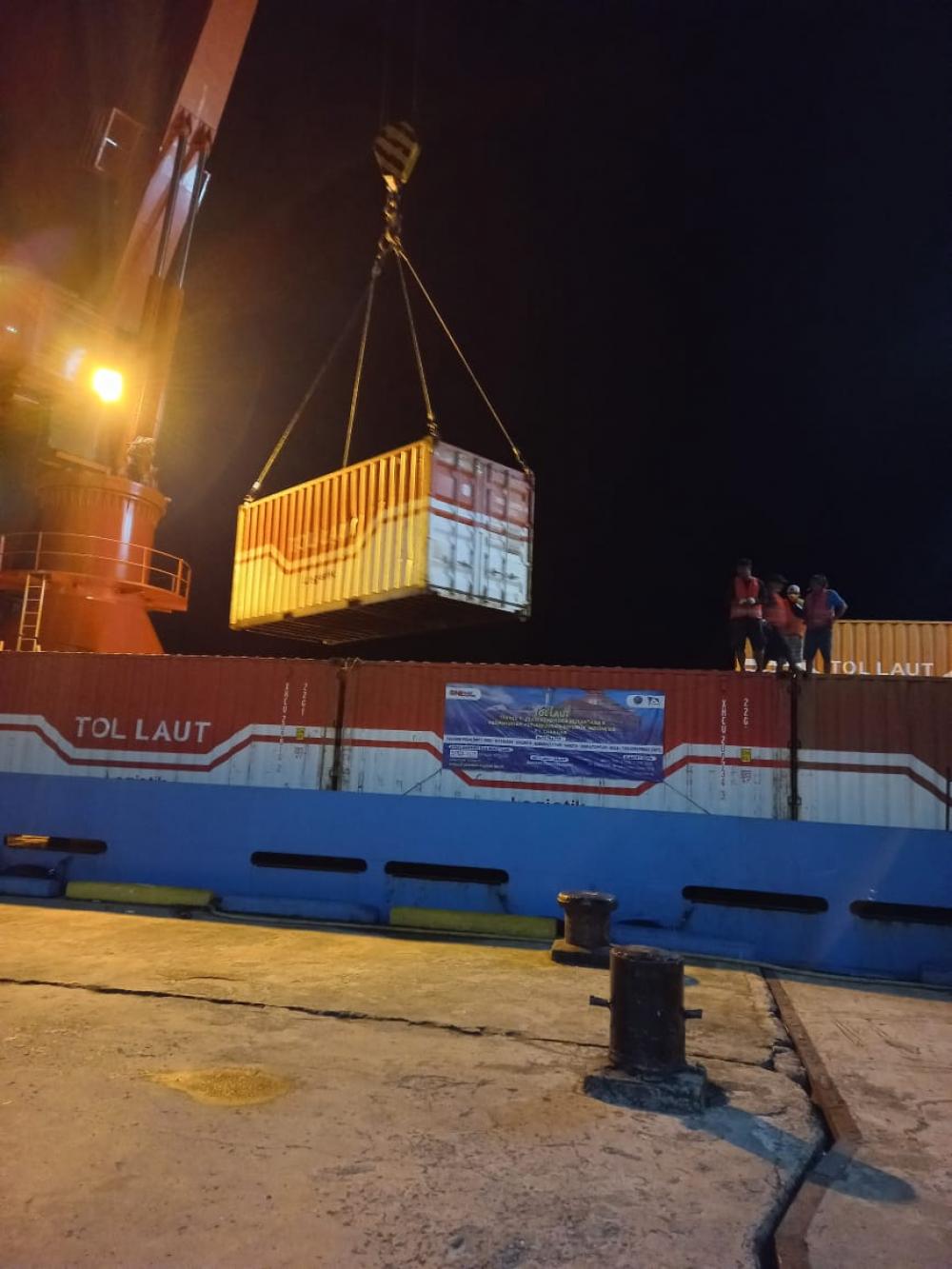 KAPAL TOL LAUT KM. KENDHAGA NUSANTARA SANDAR PERDANA DI PELABUHAN BABANG