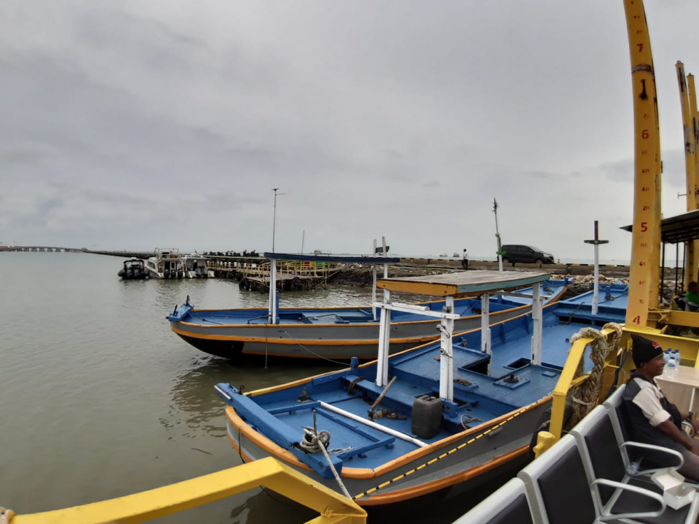 KEMENHUB SERAHKAN BANTUAN 5 UNIT KAPAL PENANGKAP IKAN UNTUK NELAYAN DI PATIMBAN