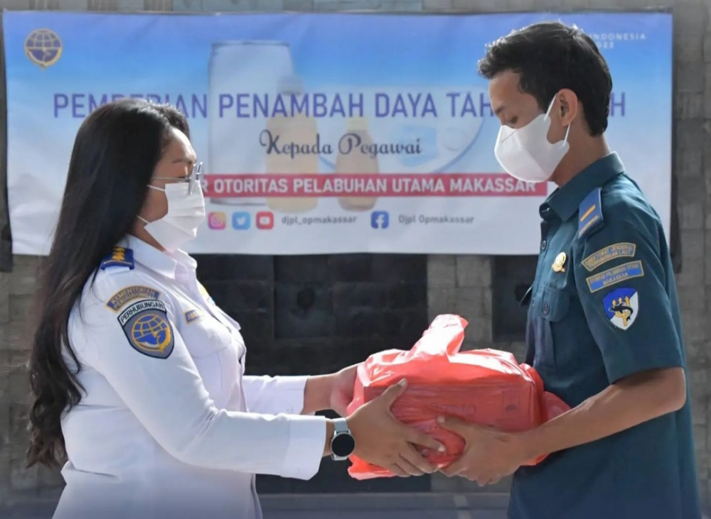 Kepala Kantor Otoritas Pelabuhan Utama Makassar, Muhammad Anto Julianto memberikan paket Penambah Daya Tahan Tubuh kepada Pegawai berupa Vitamin dan Masker