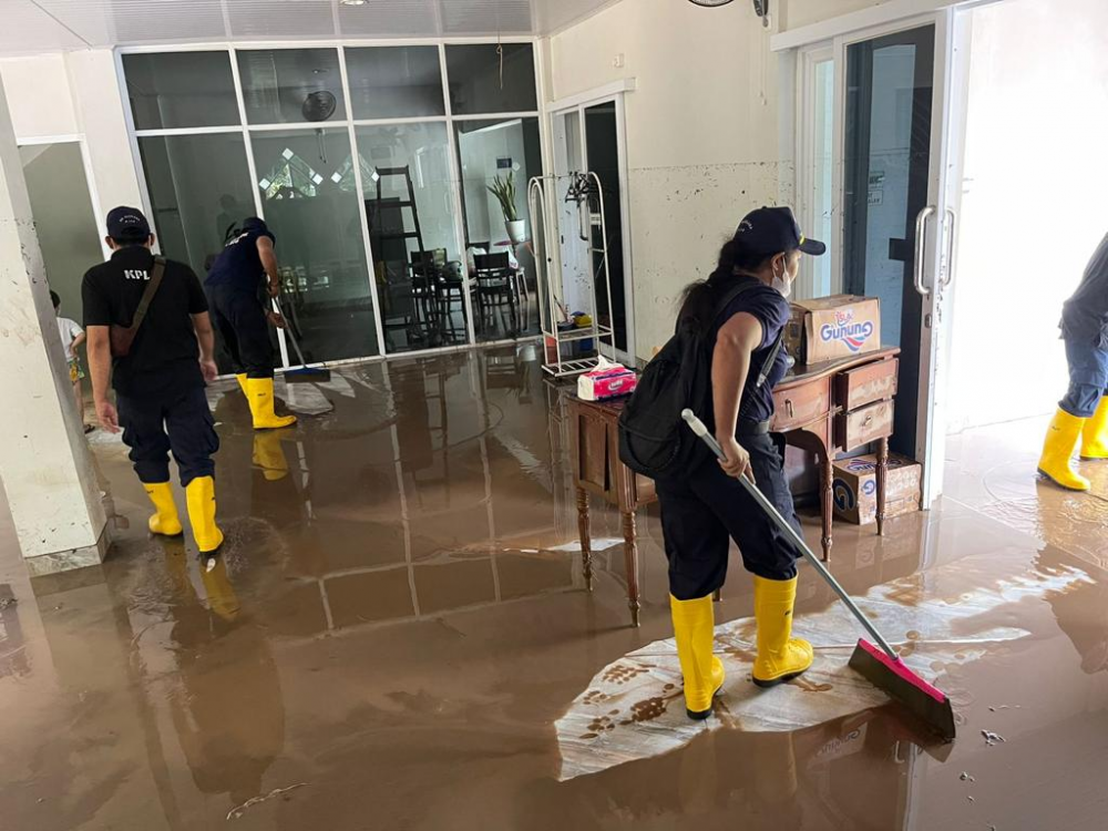 AKSI CEPAT KEMENHUB BANTU WARGA TERDAMPAK BANJIR BANDANG DI SERANG - BANTEN