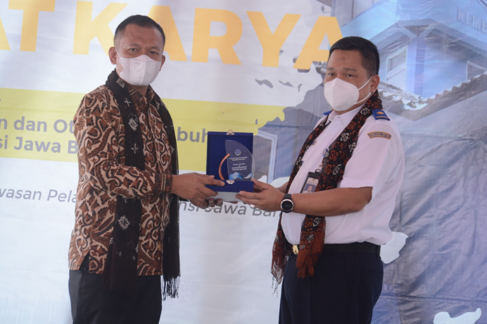 BANTU PEREKONOMIAN MASYARAKAT, KEMENHUB RANGKUL RATUSAN WARGA JAWA BARAT DALAM PROGRAM PADAT KARYA TAHUN 2022