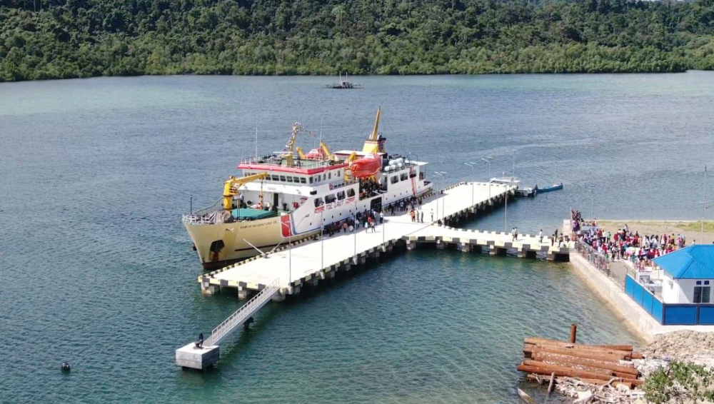 KONEKTIVITAS NUSANTARA, KM SABUK NUSANTARA 98 RESMI BEROPERASI DAN SANDAR PERDANA DI PELABUHAN KARAS