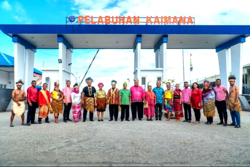 Penggunaan Baju Adat di UPP Kelas.III Kaimana