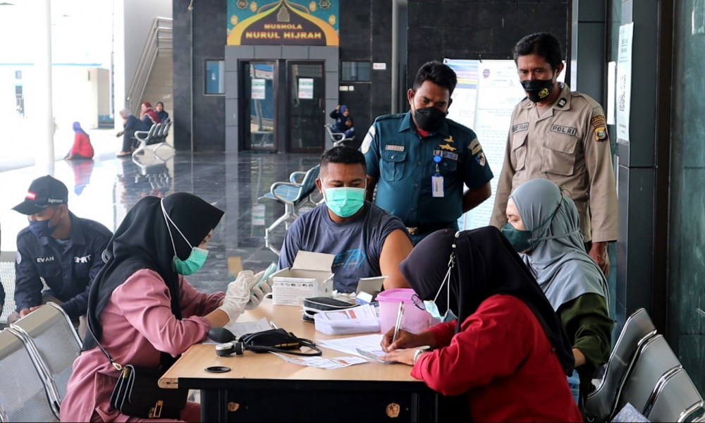 KEGIATAN VAKSINASI DI TERMINAL PENUMPANG PELABUHAN BABANG