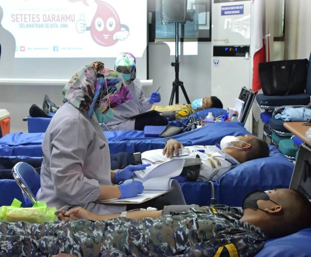 Kegiatan Donor Darah Kedua Kalinya Yang Diikuti Pegawai ASN, Taruna PIP Makassar dan Taruna Poltekpel Barombong Mendapatkan Sekitar 45 Kantong Darah
