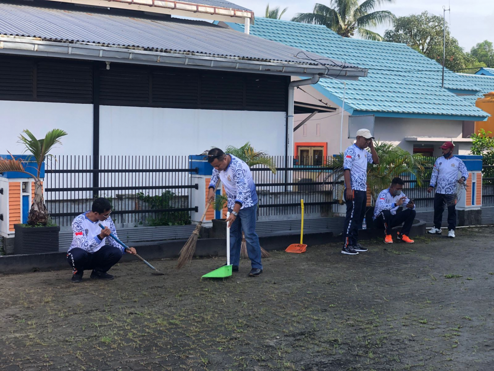 Jumat Ceria Peduli Lingkungan