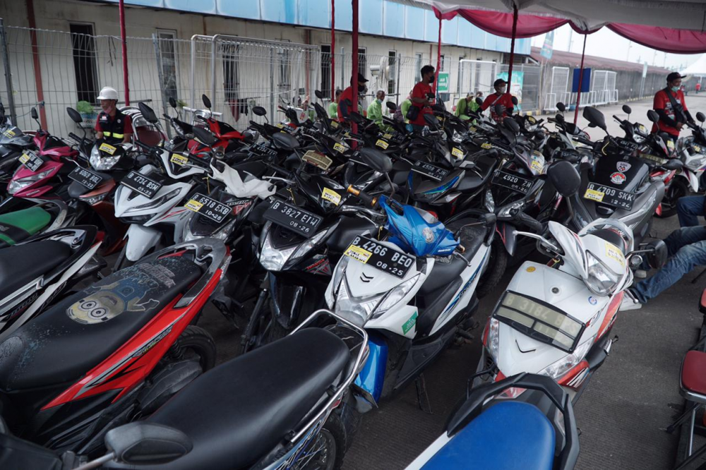 RIBUAN PEMUDIK SEPEDA MOTOR  MANFAATKAN KAPAL LAUT DI MASA IDUL FITRI 1443H