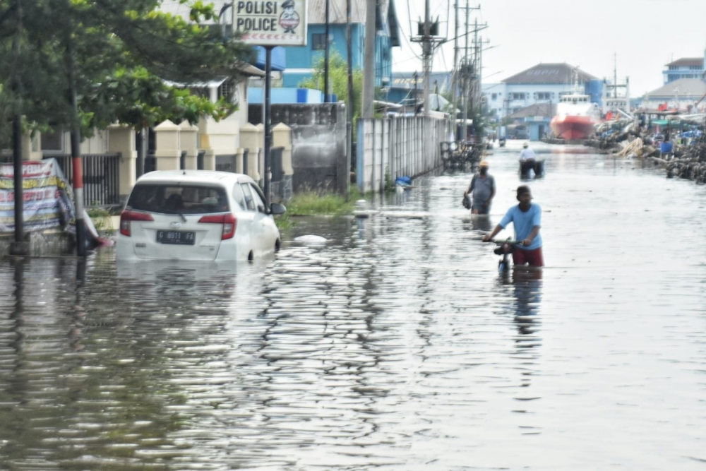 TERDAMPAK BANJIR, AKTIVITAS DI PELABUHAN TANJUNG EMAS SEMARANG DIHENTIKAN SEMENTARA