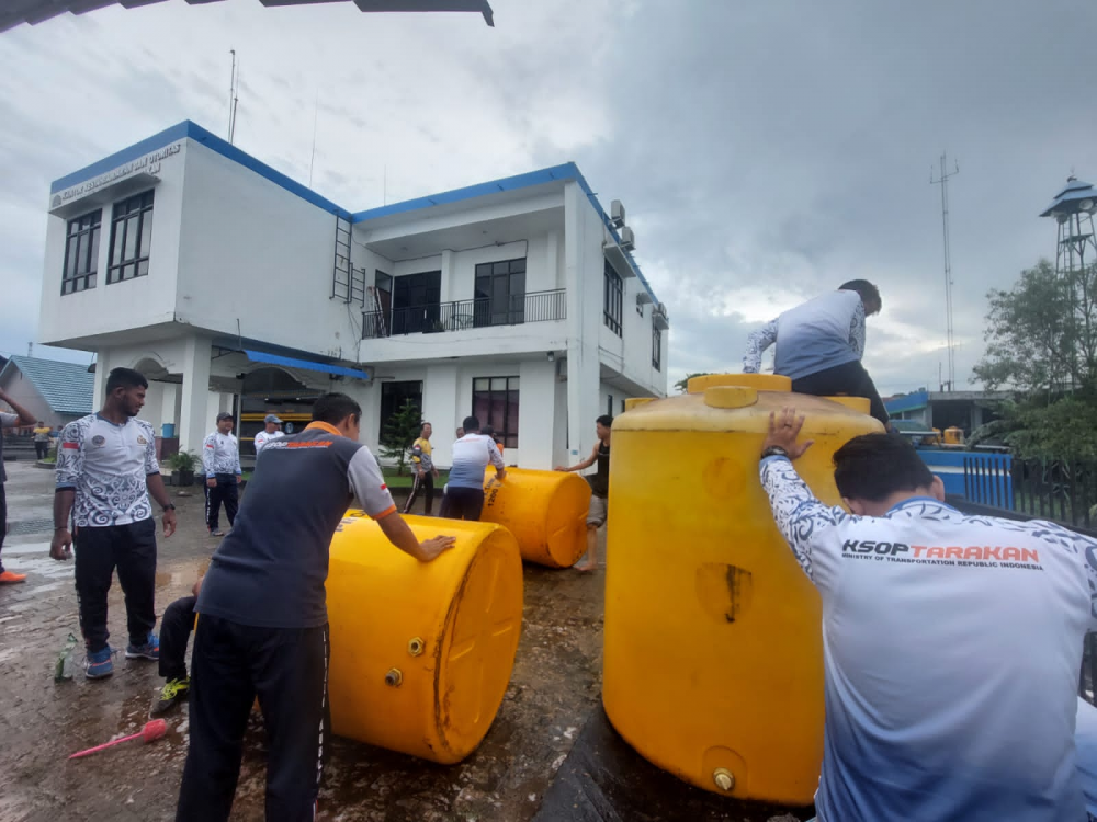 Jumat Bersih Lingkungan Kantor KSOP Tarakan