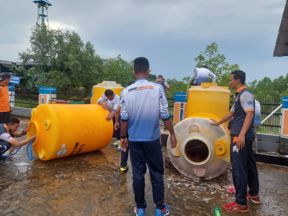 Jumat Bersih Lingkungan Kantor KSOP Tarakan