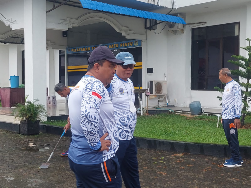Jumat Bersih Lingkungan Kantor KSOP Tarakan