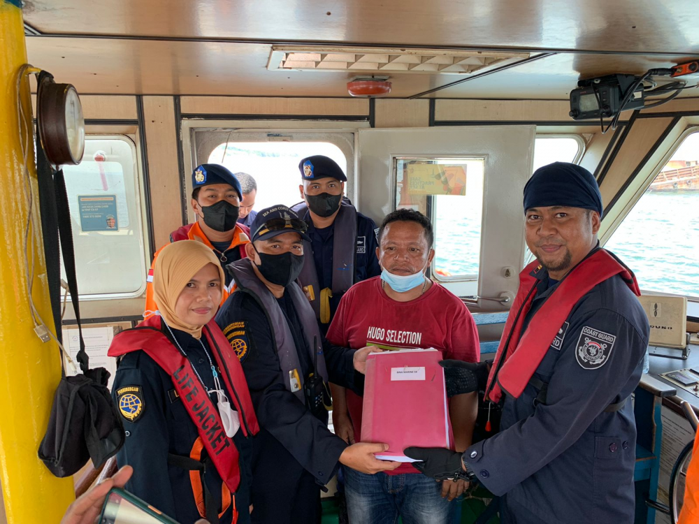 Patroli KPLP Tanjung Uban Melakukan Pengawasan dan pemeriksaan Kapal Tubrukan di Perairan Utara Nongsa Batam