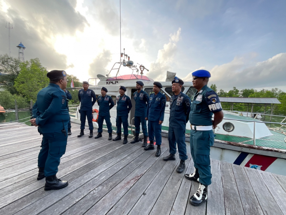 Patroli KPLP KSOP Tarakan Awasi Potensi Pencemaran Laut di Kapal Floating Crane