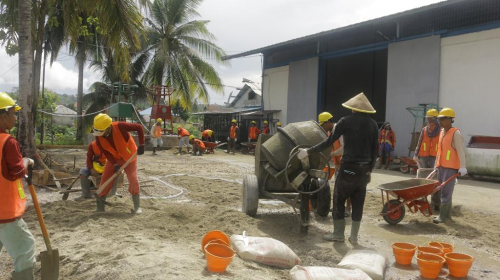 DORONG PEREKONOMIAN DAN PRODUKTIVITAS MASYARAKAT, KEMENHUB LIBATKAN RATUSAN WARGA DALAM PROGRAM PADAT KARYA DI KENDARI