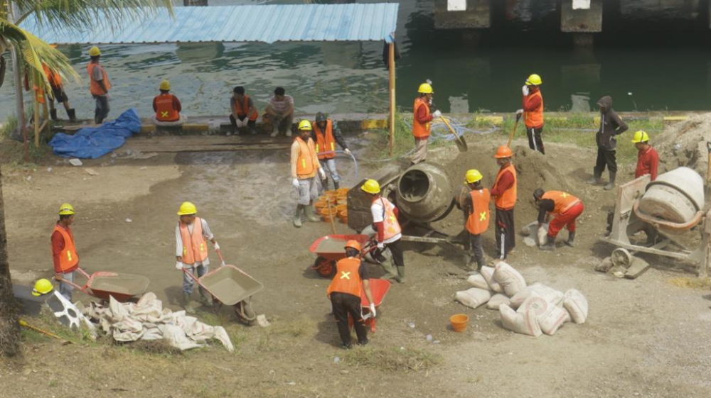 DORONG PEREKONOMIAN DAN PRODUKTIVITAS MASYARAKAT, KEMENHUB LIBATKAN RATUSAN WARGA DALAM PROGRAM PADAT KARYA DI KENDARI