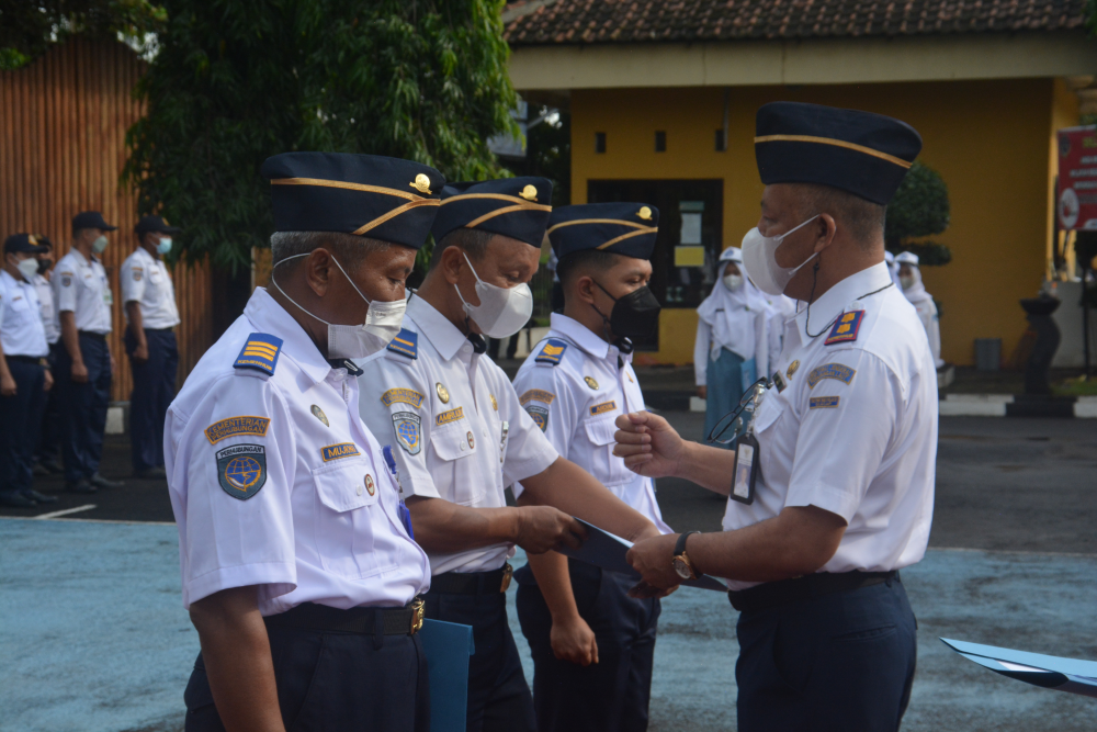 Distrik Navigasi Cilacap mengadakan Apel Pagi rutin dan Penyerahan SK KP TMT 1 April 2022