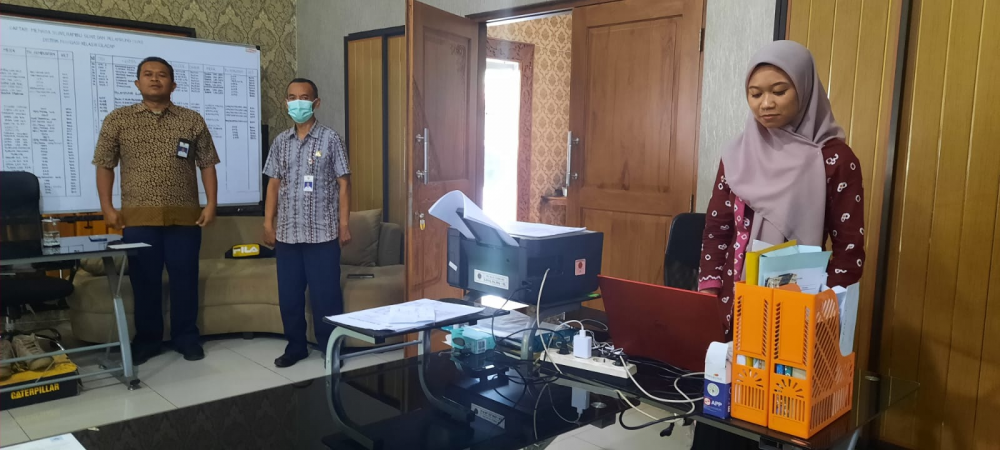 Menyanyikan Lagu Kebangsaan Indonesia Raya