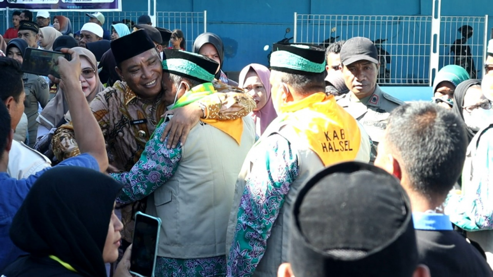 BERTEMPAT DI AREA PARKIRAN PELABUHAN BABANG, 92 JEMAAH CALON HAJI KABUPATEN HALMHERA SELATAN DILEPAS