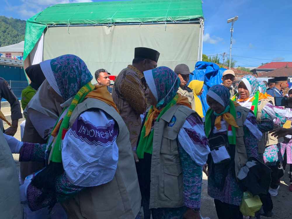 BERTEMPAT DI AREA PARKIRAN PELABUHAN BABANG, 92 JEMAAH CALON HAJI KABUPATEN HALMHERA SELATAN DILEPAS