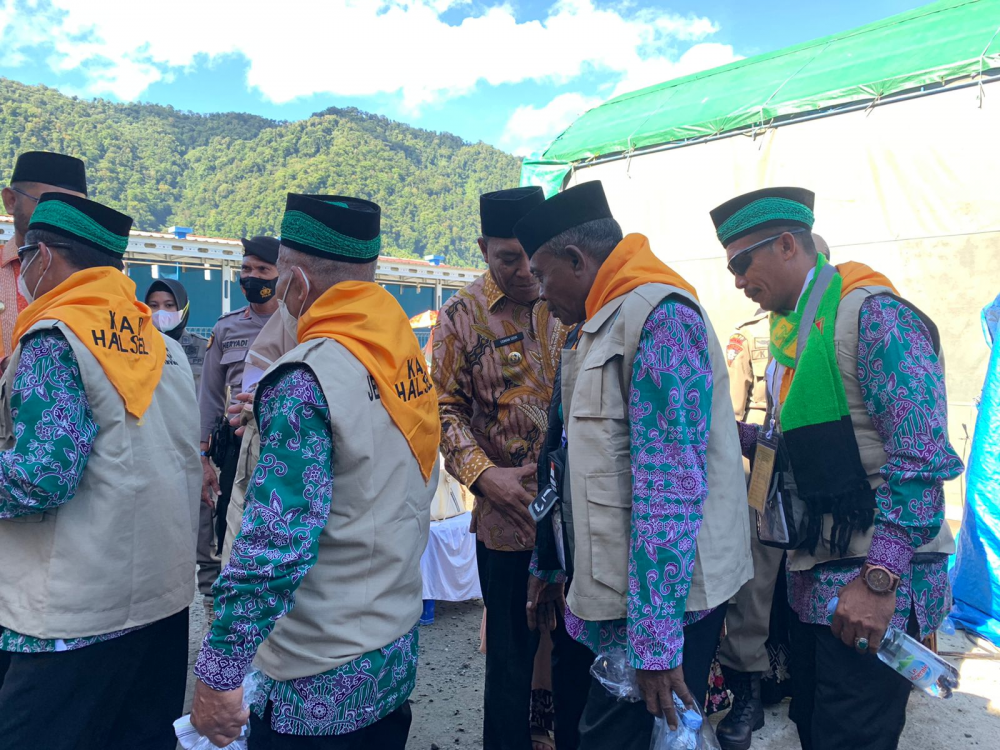 BERTEMPAT DI AREA PARKIRAN PELABUHAN BABANG, 92 JEMAAH CALON HAJI KABUPATEN HALMHERA SELATAN DILEPAS
