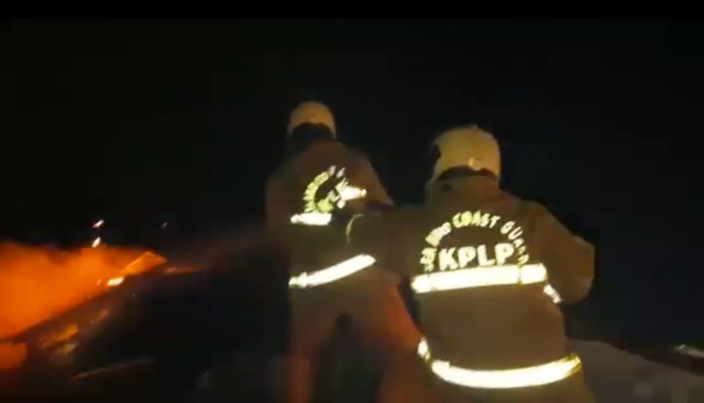 TIM QUICK RESPONSE DITJEN HUBLA EVAKUASI KAPAL PESIAR YANG TERBAKAR DI BUI 4 PANTAI MUTIARA, 23 PENUMPANG BERHASIL DISELAMATKAN