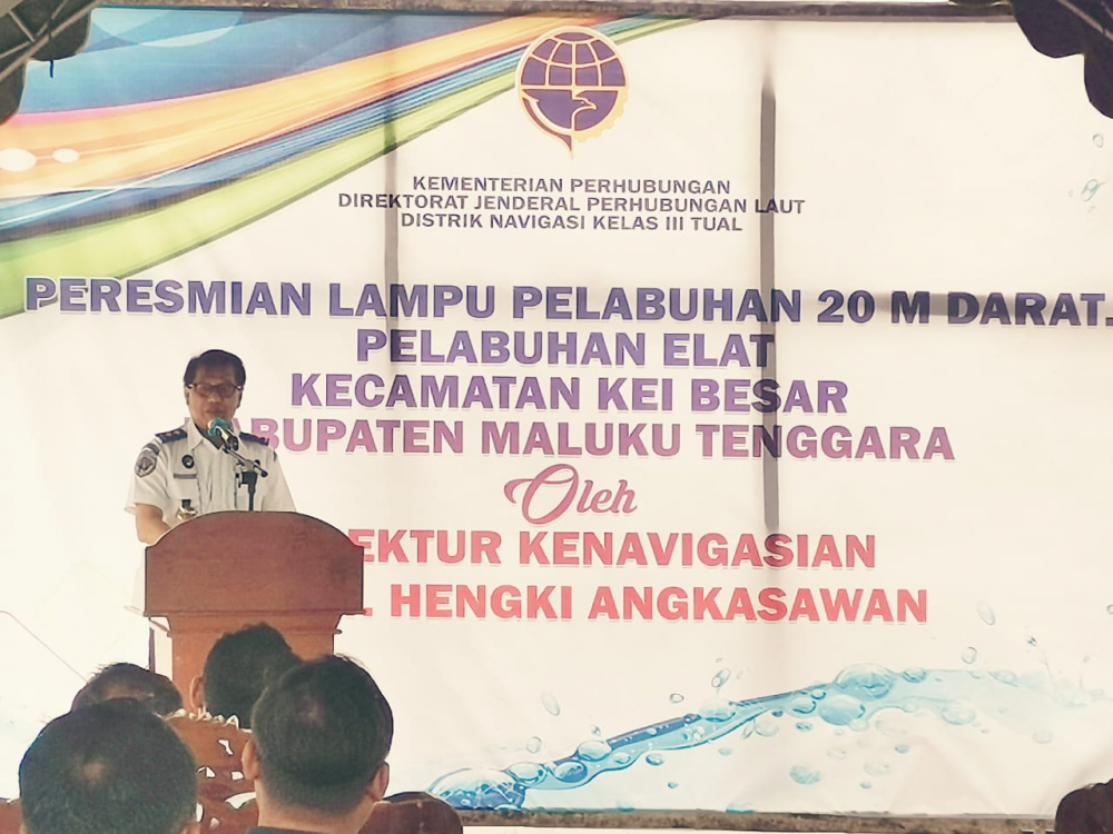 TINGKATKAN KESELAMATAN TRANSPORTASI DI MALUKU UTARA, KEMENHUB RESMIKAN LAMPU PELABUHAN 20 METER DARAT DI PELABUHAN ELAT