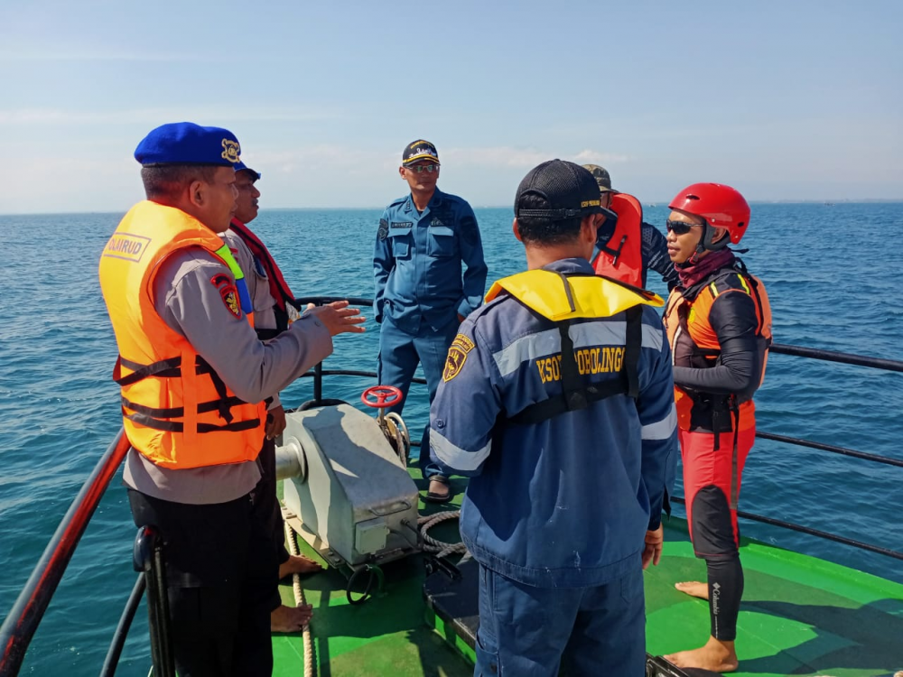 KAPAL KPLP KSOP PROBOLINGGO KNP.4001 DIKERAHKAN BANTU PENCARIAN NELAYAN HILANG DI PERAIRAN UTARA PROBOLINGGO