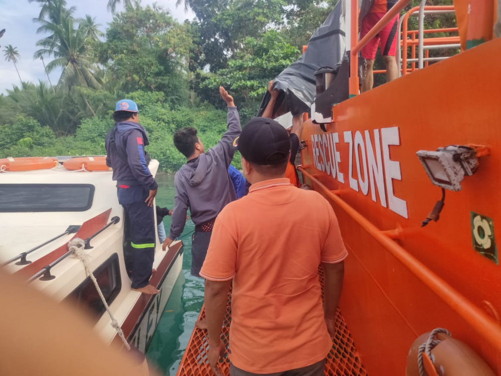 TIM SAR TERUS CARI KORBAN TENGGELAMNYA KM CAHAYA ARAFAH DI TERNATE