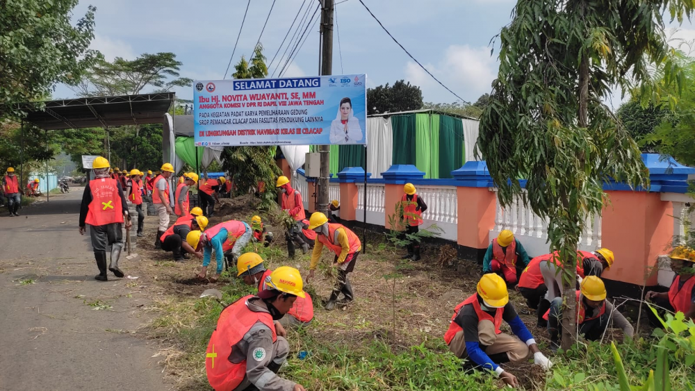 KEMENHUB LIBATKAN RATUSAN WARGA SEKITAR DALAM PADAT KARYA DI INSTALASI SROP PEMANCAR DISNAV CILACAP