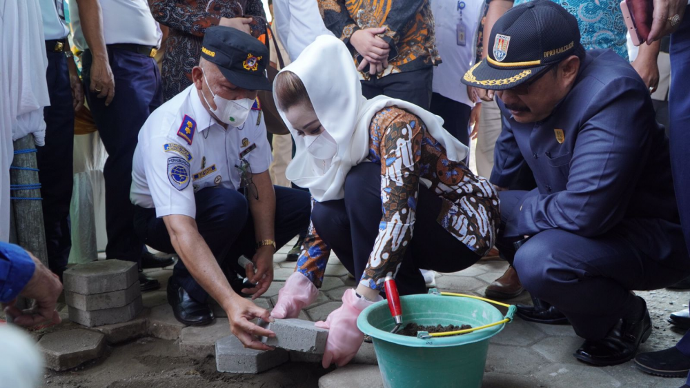 KEMENHUB LIBATKAN RATUSAN WARGA SEKITAR DALAM PADAT KARYA DI INSTALASI SROP PEMANCAR DISNAV CILACAP