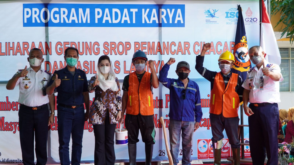 KEMENHUB LIBATKAN RATUSAN WARGA SEKITAR DALAM PADAT KARYA DI INSTALASI SROP PEMANCAR DISNAV CILACAP